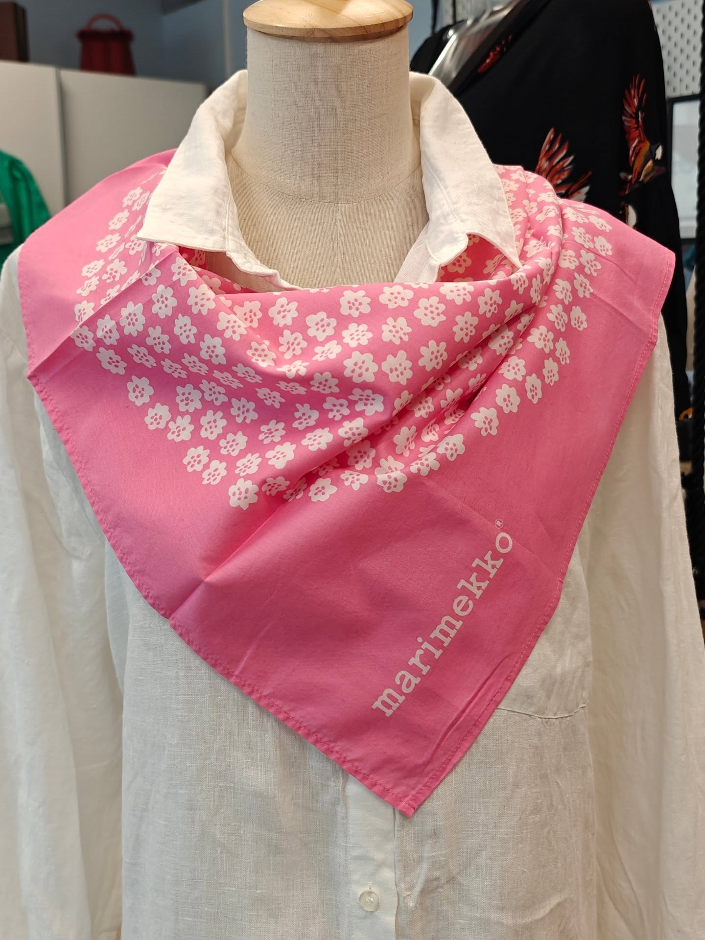 Marimekko Puketti puuvillahuivi 62x62 cm, 24,-
#marimekko #puuvillahuivi #huivi #secondhand #varausonostopäätös