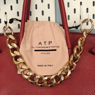 ATP Atelier Montieri Chunky Chain ketju laukun hihna tai -koriste, pit 40 cm, dustbag, 65,- (ovh 140,-)
#atpatelier #chunkychain #secondhand #varausonostopäätös #äläjääkuvienvaraan