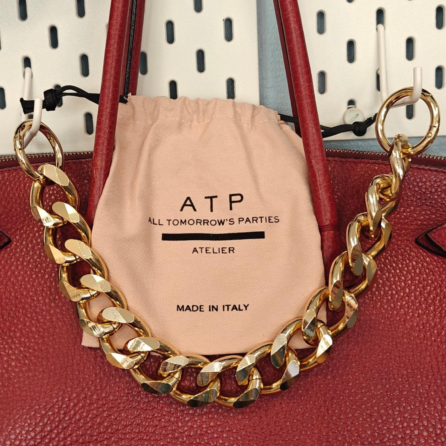 ATP Atelier Montieri Chunky Chain ketju laukun hihna tai -koriste, pit 40 cm, dustbag, 65,- (ovh 140,-)
#atpatelier #chunkychain #secondhand #varausonostopäätös #äläjääkuvienvaraan